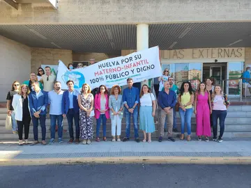 Protesta esta mañana ante el Juan Ramón Jiménez.