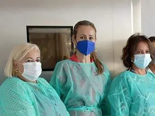 La titular de Salud, junto a la delegada Bella Verano y Manuela Caro.