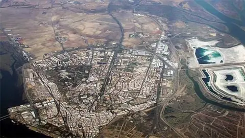 Imagen aérea de Huelva, con las balsas de fosfoyesos a la derecha.