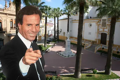 Julio Iglesias y al fondo una panorámica de La Palma del Condado