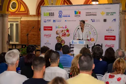 Laura Sanchez pronunciando el preg&oacute;n en la Feria de la Tapa