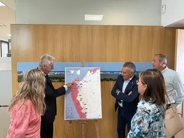 El alcalde de Chipiona explica a los ediles del resto de Ayuntamiento el proyecto sobre mapa