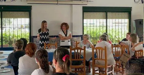 Representantes del PSOE con profesionales de la ayuda a domicilio