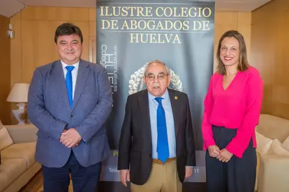 El alcalde y el Colegio de Abogados firman el convenio para la cita contra la violencia de género