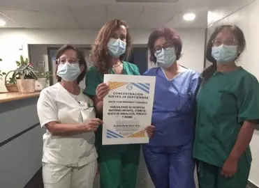 Personal sanitario llamando a la participación en la concentración de este jueves ante la Delegación de Salud de la Junta.