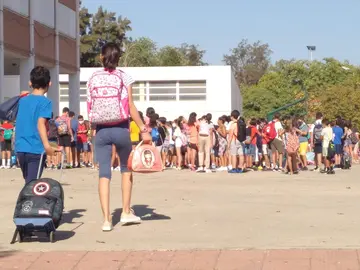 Llegada del alumnado al colegio tras las vacaciones.