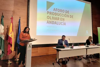 Crespo presenta las previsiones de la campaña de aceite 2022-23.
