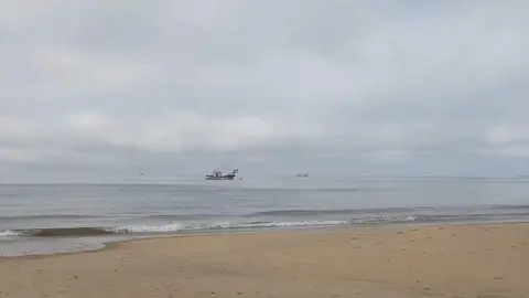 Los barcos de arrastre incumplen la normativa y se adentran a menos de 25 metros de la baja mar