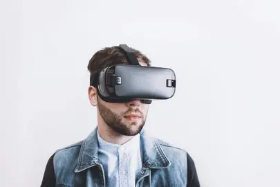 Un joven juega con unas gafas de realidad virtual