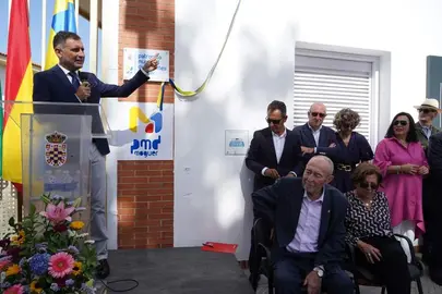 Paco Díaz escucha la intervención del Alcalde