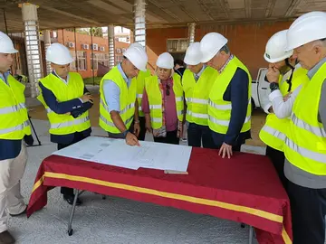 El alcalde palermo muestra el proyecto a la delegada de Salud.