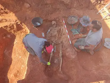 Una de las exhumaciones en una fosa común