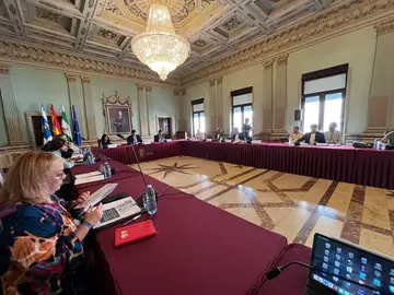 Reunión de la Mesa en el salón de plenos.