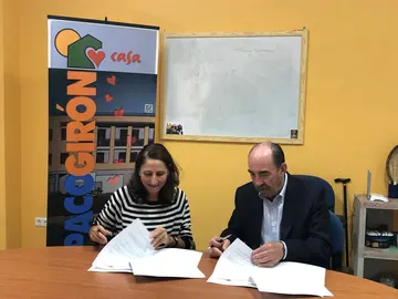 Concha Salas, presidenta de la Asociación Casa Paco Girón, y Heliodoro Mariscal, presidente de la Fundación Atlantic Copper, firman el convenio de colaboración entre ambas entidades