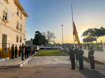 Izada de la bandera en el cuartel de la Guardia Civil de Ayamonte