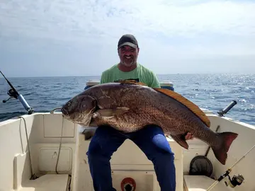 Daniel Domínguez posa con la impresionante corvina de 40 kilos