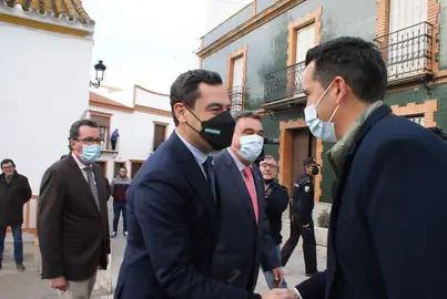 Juanma Moreno en su visita a Lucena del Puerto