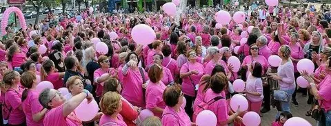 Cadena humana Día del cáncer de mama
