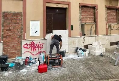 Cerramiento del edificio en la calle El Almendro.