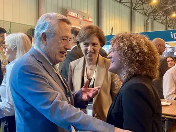 La presidenta, junto al máximo responsable del MMH, Javier Targhetta