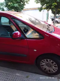 Coche con los cristales rotos.