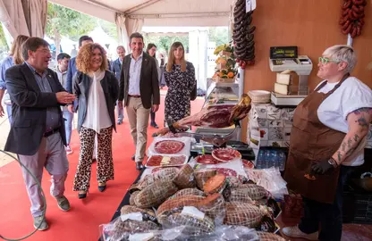 La presidenta visita uno de los stand de Trigueros