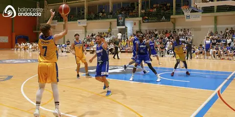 Pablo Recio anota un triple para Aljaraque.
