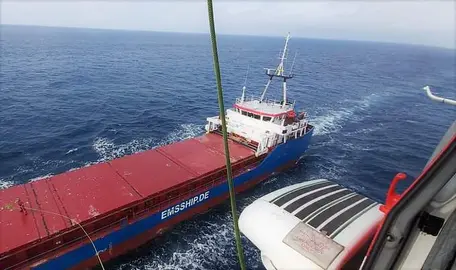 Helicóptero de Salvamento Marítimo sobre el barco.