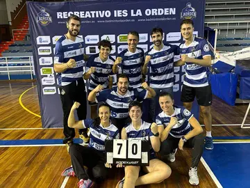 El CB IES La Orden festeja su triunfo.
