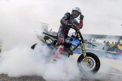 Celebración de Paquito Gómez tras la carrera de Villena.