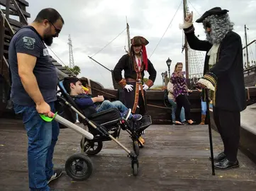 El pequeño Juanfran disfruto del teatro en el Muelle de las Caravelas