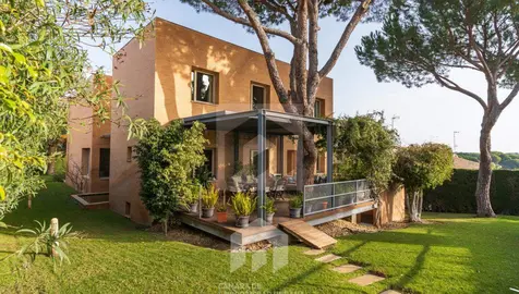 Panorámica del chalé en venta.