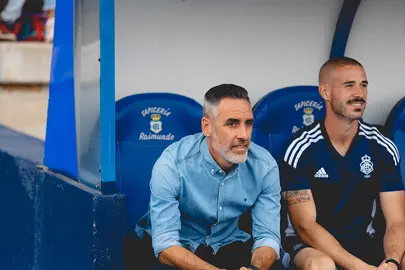 Abel Gómez en el banquillo del Nuevo Colombino.