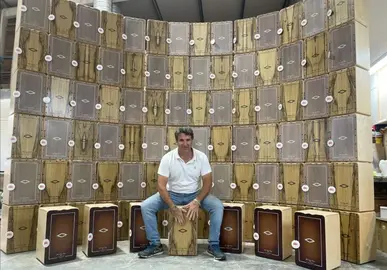 Pepote, con su obra de arte