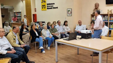 Momento de la presentaci&oacute;n de la tablilla sumeria