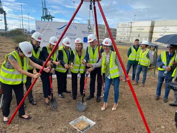 Primera piedra de las instalaciones.
