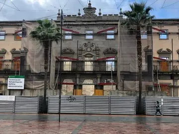 Fachada del edificio de Hacienda frente al Ayuntamiento