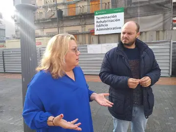 Mónica Rossi junto al antiguo edificio de Hacienda en Huelva