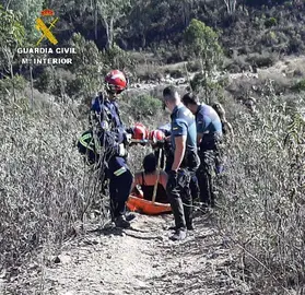 La senderista cay&oacute; a un barranco, en la imagen tras su rescate