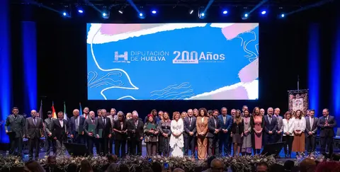 Foto de familia galardonados con las Medallas de Oro de la Provincia