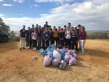 Recogida de basura arrojada a los Cabezos.