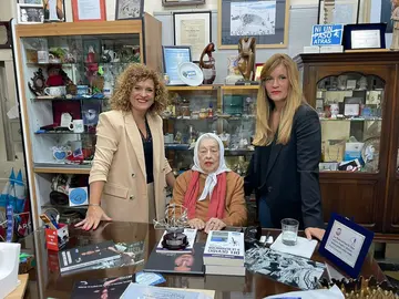 Limón junto a Hebe de Bonafini, sentada