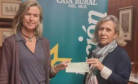 Entrega del talón de la recaudación a la representante del 'Comedor Virgen de la Cinta'