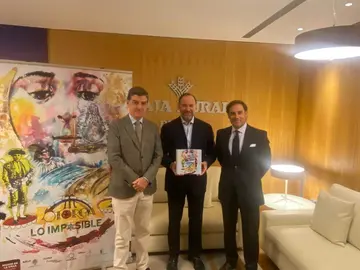 Presentación por parte de García Palacios, Litri y el presidente de la Matriz.