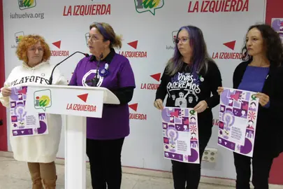 Charo González, Mónica Rossi, Mari Ángeles Alves y Silvia Zambrano, integrantes de la Red Feminista IU Huelva)