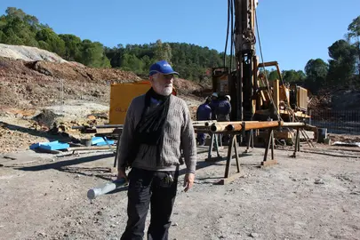 El catedrático Ricardo Amils, portando un testigo para Laboratorio