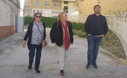 Monica Rossi recorre las calles de La Orden junto con la presidenta de la Asociaci&oacute;n Los Desniveles y Marcos Toti