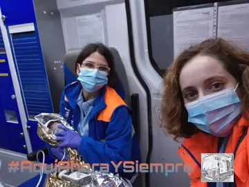 El equipo, con el bebé a bordo camino del hospital