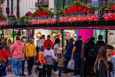 Ambiente comercial en el centro de la capital con motivo del encendido
