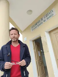 David F. Calderón a las puertas de la sede del Ayto de Cartaya en Nuevo Portil